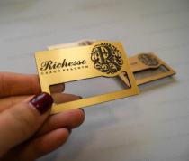 Metallicheskie beidji s logotipom