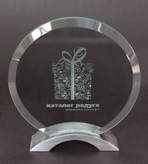 Гравировка логотипа стеклянной награде.