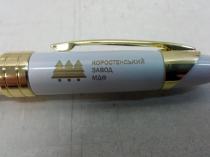 Металлическая лакированная ручка с гравировкой.