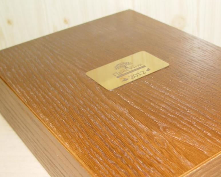 Шильдик для коробки, металлизированная пленка с гравировкой.
