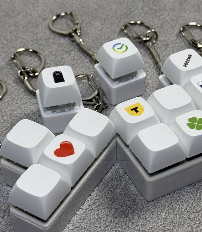 Кейкап-брелки-клавиши с логотипом 