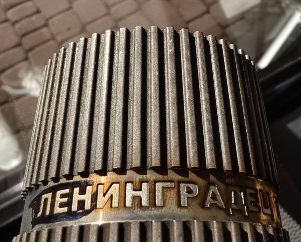 Круговая лазерная гравировка на металлическом вале