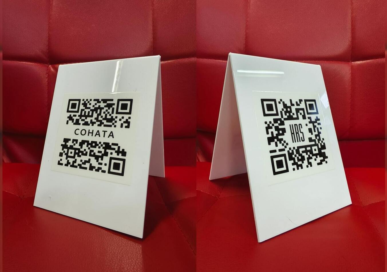 Настольная табличка с QR-ссылками. Белый акрил, УФ-печать. таблички с qr кодом изготовление на заказ